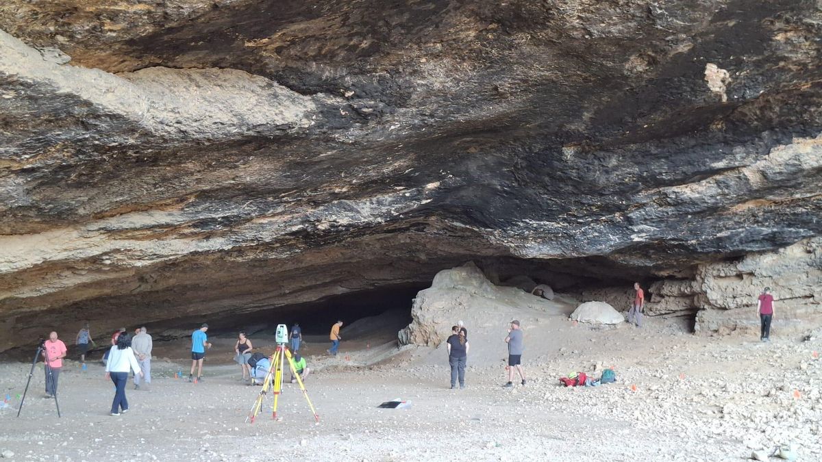Vista general de la Cueva de Chaves, con los voluntarios trabajando. En el centro, el dispositivo de geolocalización.