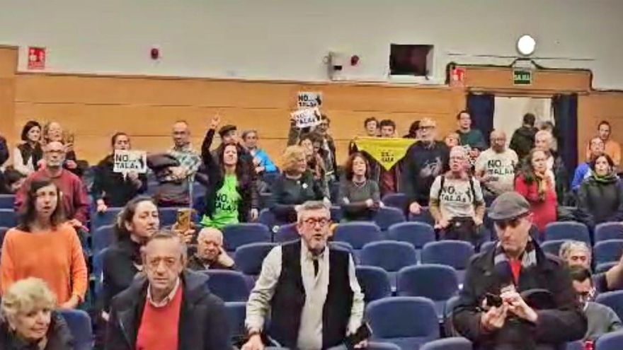 La rabia vecinal por las talas en Arganzuela llega al pleno del distrito, suspendido por los gritos de protesta