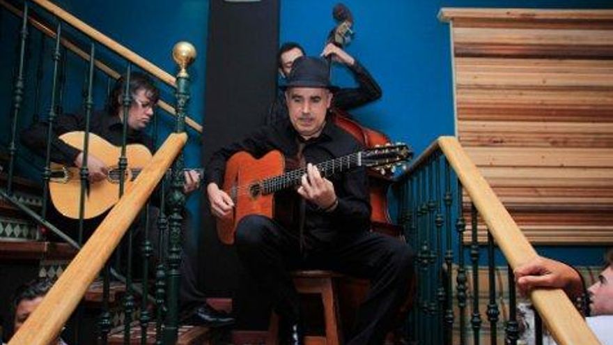 La música en directo acompañó la inauguración del Bar Restaurante Mercado.