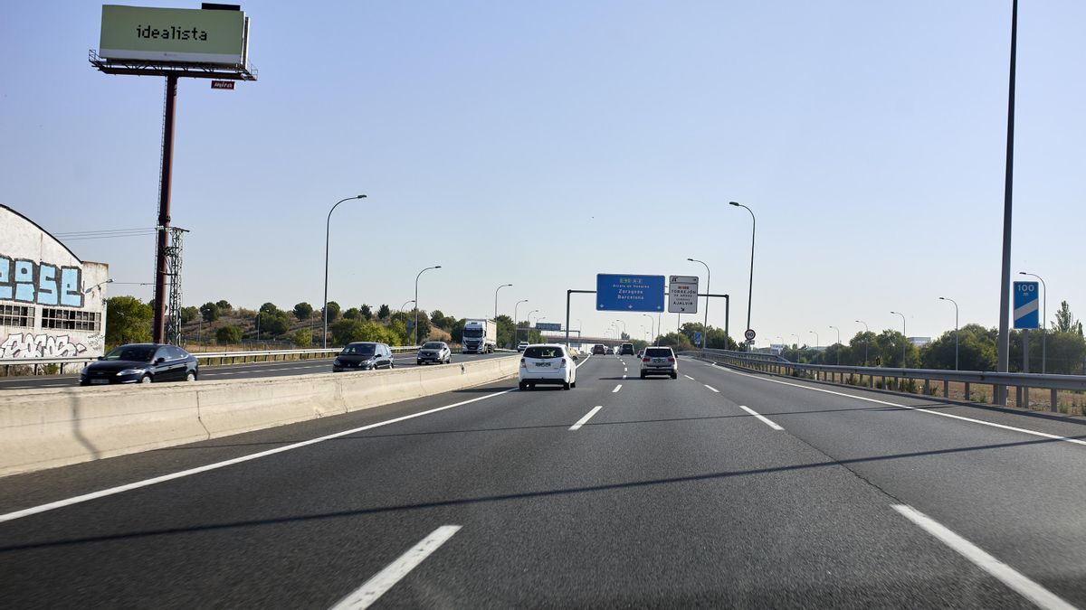 Archivo - Varios vehículos recorren la autovía A3 el fin de semana en que arranca la 'Operación Retorno', a 28 de agosto de 2021, en Madrid (España).