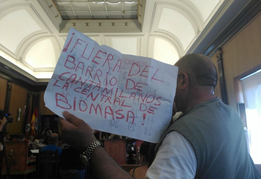 Un vecino protesta en el Pleno del Ayuntamiento de León en rechazo a la central de biomasa de Cantamilanos.