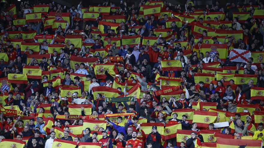 "Nos avergüenza como sociedad": cascada de reacciones políticas contra los gritos islamófobos en el partido de la selección