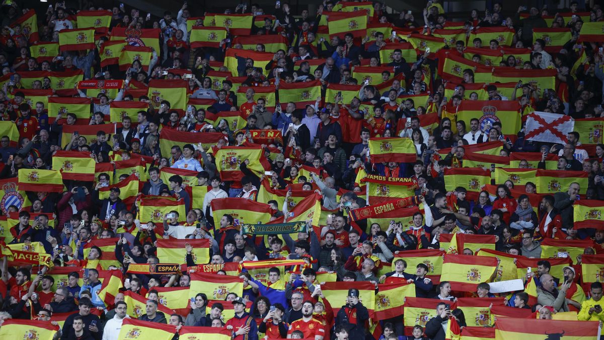 Aficionados españoles durante el partido amistoso entre las selecciones de España y Egipto.