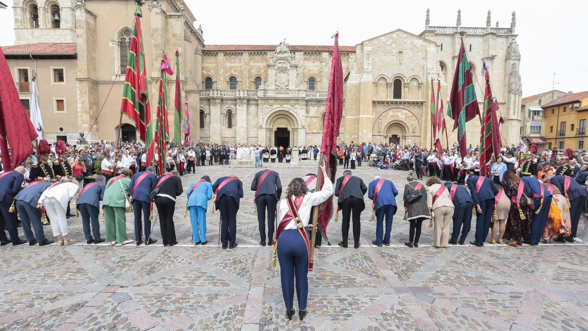 La ostentosa salutación de despedida de los munícipes, repetida tres veces, nombra a Las Cabezadas.