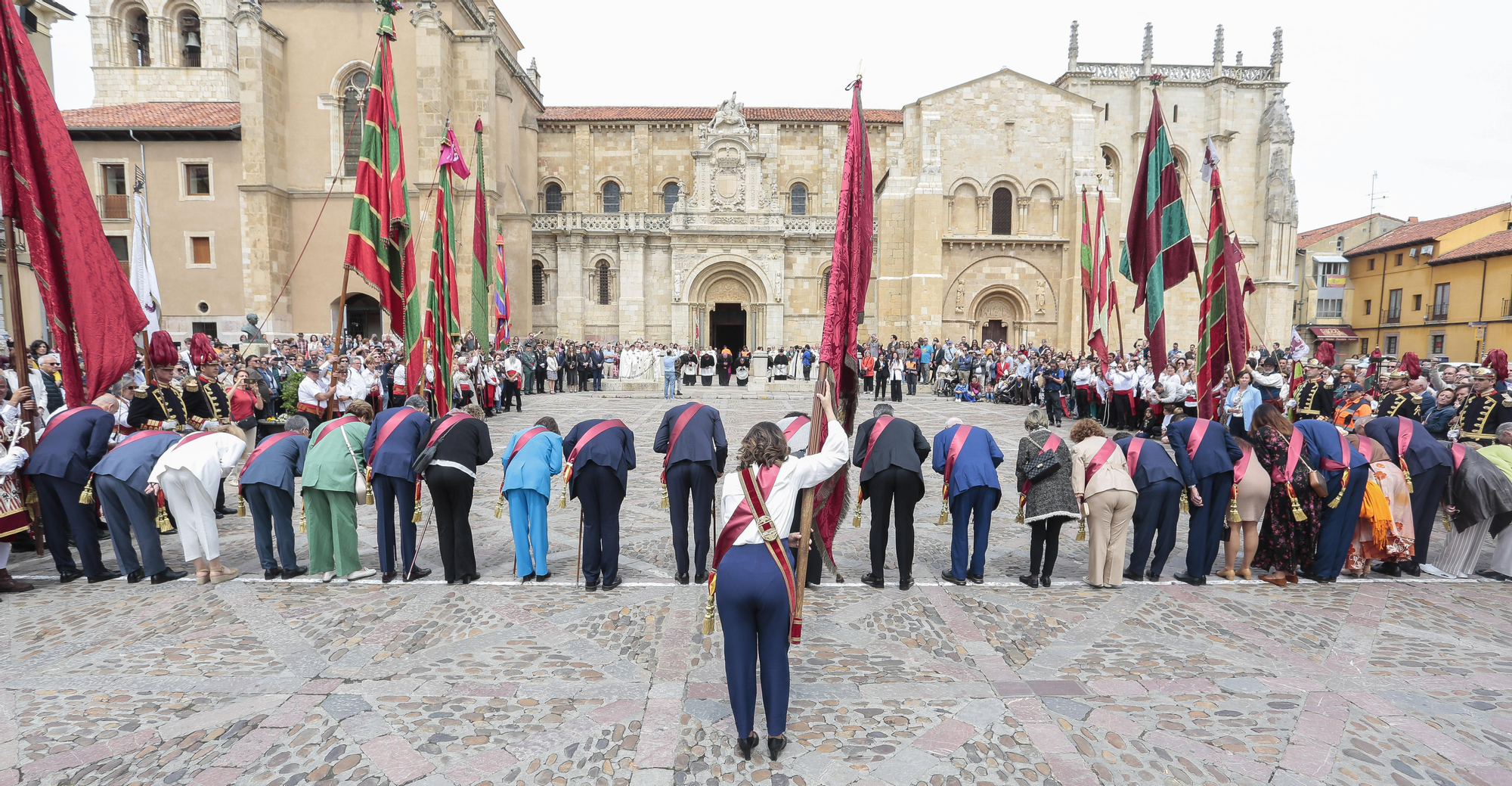 La ostentosa salutación de despedida de los munícipes, repetida tres veces, nombra a Las Cabezadas.