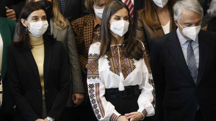 La reina Letizia (c), acompañada por la ministra de Justicia, Pilar Llop (i), y el presidente de la Fundación Mutua Madrileña, Ignacio Garralda (d). EFE/ Chema Moya
