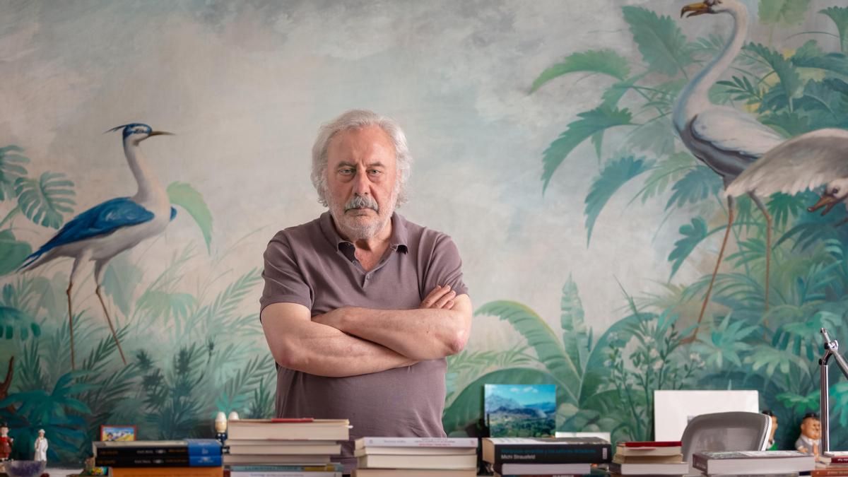 El escritor Julio Llamazares, en su casa en Madrid.