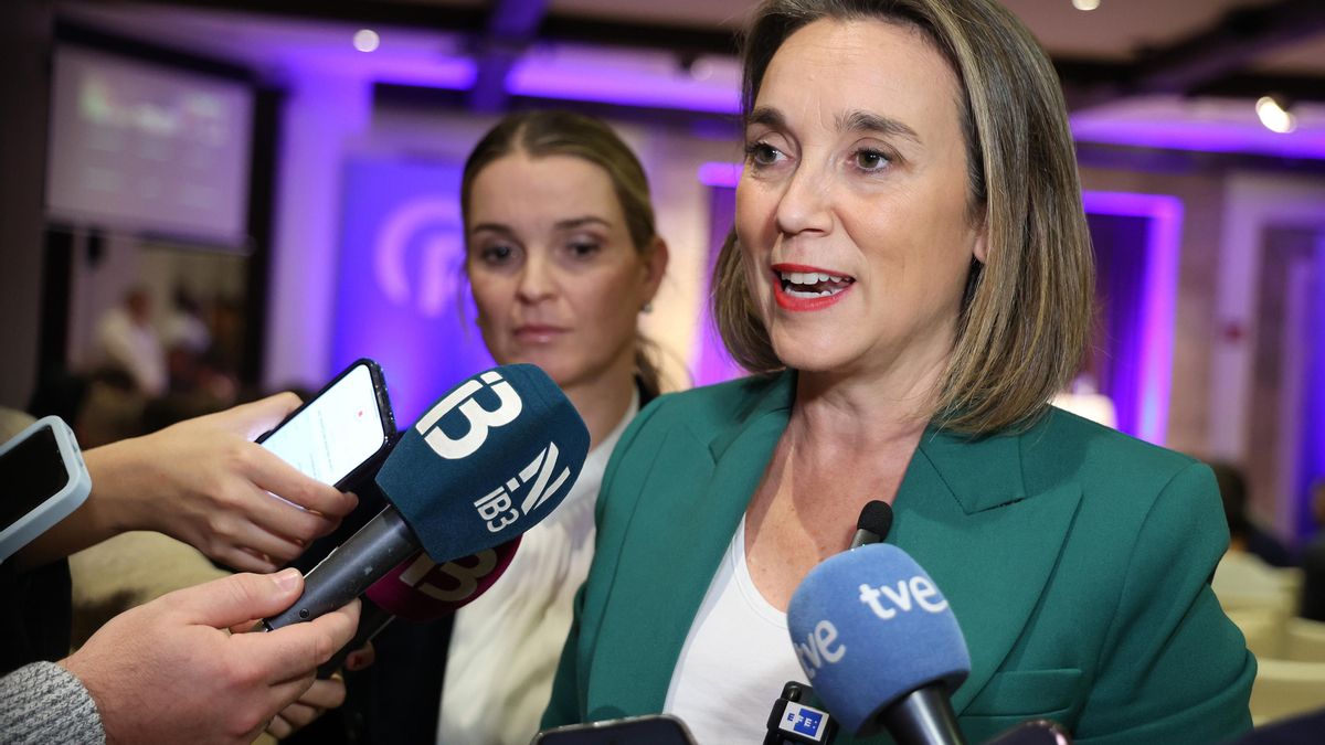 La secretaria general del PP, Cuca Gamarra, atiende a los medios antes de la reunión de la Junta Directiva Autonómica de la formación, en el Molí des Comte, a 4 de diciembre de 2023, en Palma de Mallorca, Mallorca, Baleares (España).