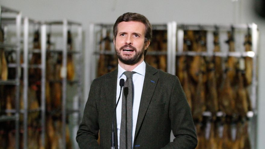 La propietaria del secadero, Rosa y el líder del PP, Pablo Casado, ofrece declaraciones a los medios durante su visita a la fábrica de embutidos y secadero Don Ibérico, a 31 de enero de 2022, en Guijuelo, Salamanca, Castilla y León (España). Su visita se enmarca dentro de los actos programados en la campaña electoral de cara a las elecciones del 13 de febrero en Castilla y León. Tras este encuentro, leer más viajará a Salamanca para pasear por el centro de la ciudad hasta llegar a la informativa del Partido Popular situada en la Plaza del Liceo.