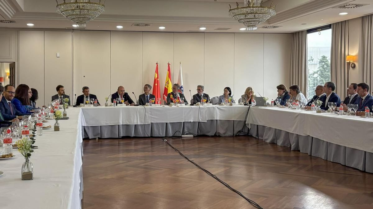 Buruaga afirma que Cantabria quiere ser "un socio estratégico" para las empresas chinas