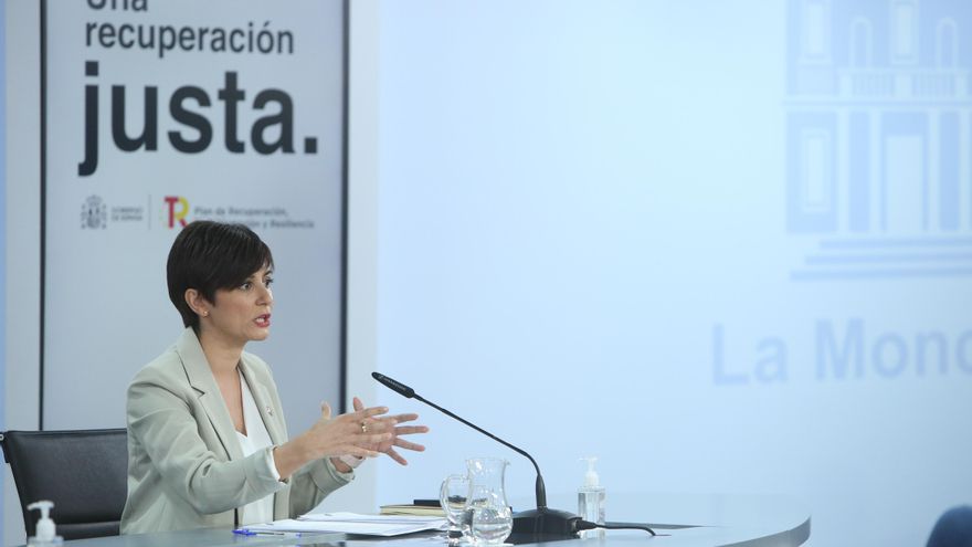 La ministra Portavoz y de Política Territorial, Isabel Rodríguez, en una rueda de prensa posterior a una reunión del Consejo de Ministros, en La Moncloa, a 8 de febrero de 2022, en Madrid (España). El Consejo de Ministros, junto a las CCAA, han aprobado la eliminación de las mascarillas en exteriores, siempre y cuando se pueda respetar el metro y medio de distancia de seguridad. Una medida que entrará leer más en vigor el próximo 10 de febrero. Desde Sanidad señalan que dejarán de ser obligatorias ya que los indicadores "van mejorando" y "especialmente" el que habla del nivel de circulación del virus.