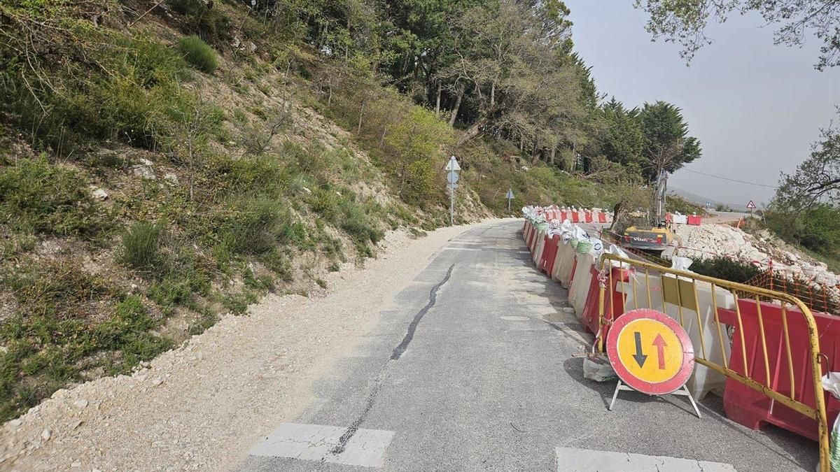 Apertura parcial de la carretera del Santuario de la Virgen de la Sierra de Cabra afectada por el temporal