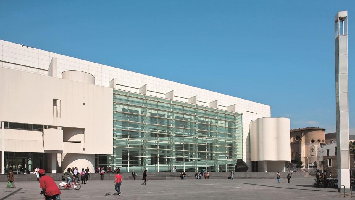 Skaters, vecinos y habitantes frecuentan la conocida como "plaza del Macba" (Barcelona) como ágora, pista, atajo y escenario simultáneamente, poniendo en valor un diseño que deja margen al imprevisto y que ha sabido convivir, no sin tensiones, con la presión turística.