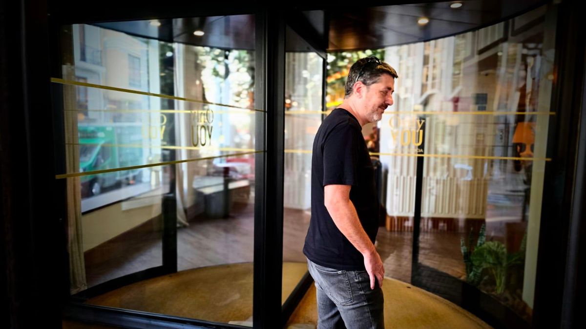 Josep Nadal, a l'entrada d'un hotel a València.