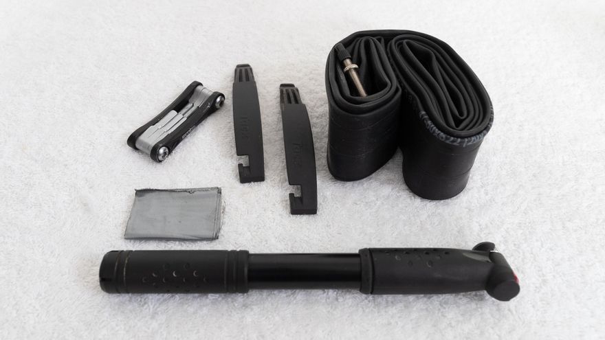 Cómo cambiar la cámara pinchada de la rueda de la bicicleta