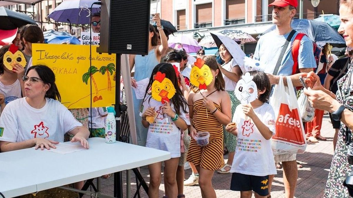 Alumnas de Indautxuko Eskola afectadas por el calor en las aulas este jueves en Bilbao