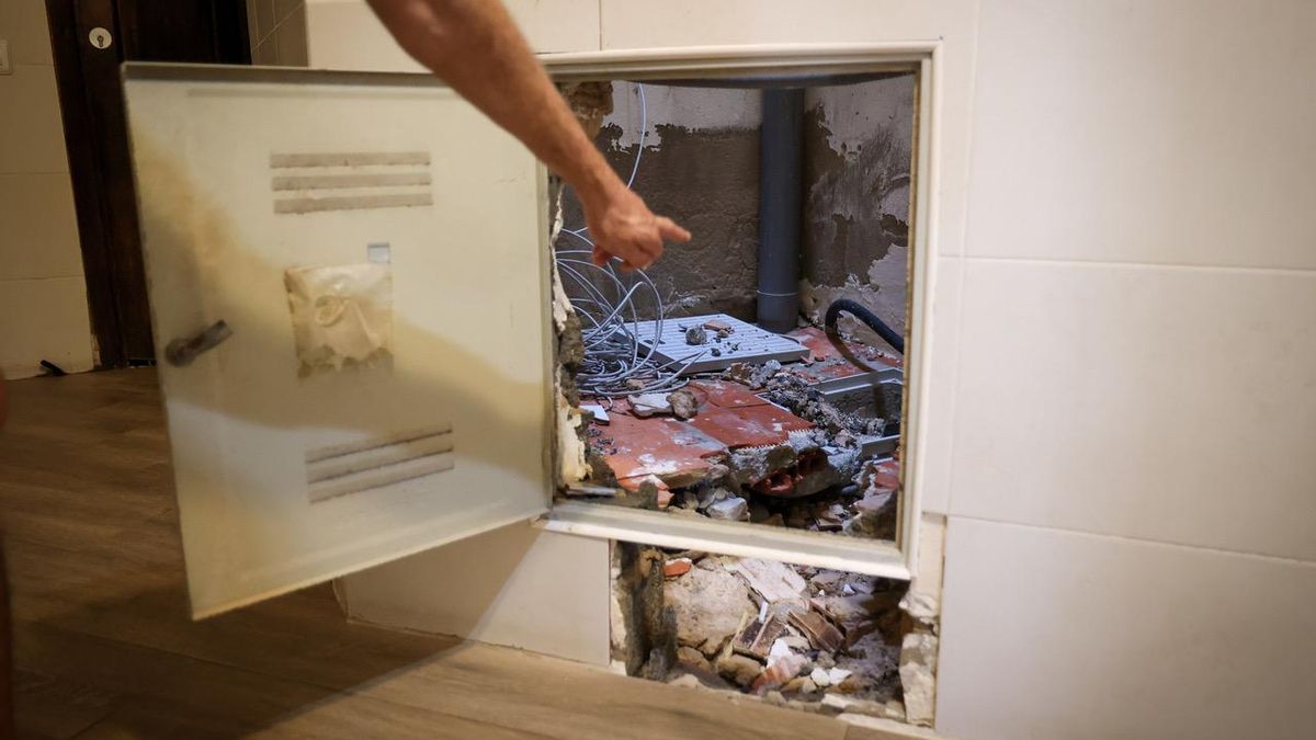 Los vecinos de la planta baja de este edificio de ses Figueretes tuvieron que abrir un boquete en el pasillo comunal para evacuar el agua de la tormenta que se filtró por el garaje.