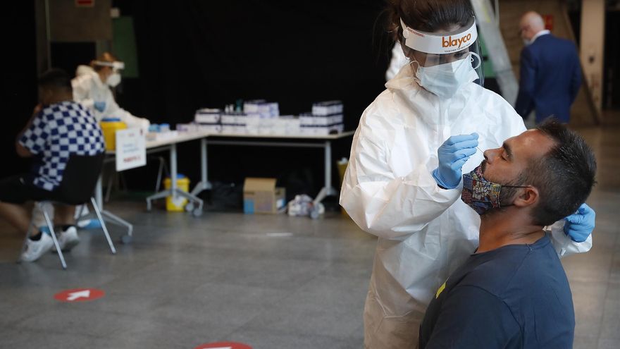 Personal sanitario realiza pruebas con el nuevo dispositivo de test de antígenos para población en general