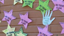 Dos semanas encerrados en un colegio para pedir un aula para sus hijos