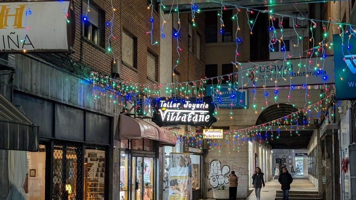 Decoración de Navidad en el Pasaje Ordoño II, colocada por sus comerciantes.