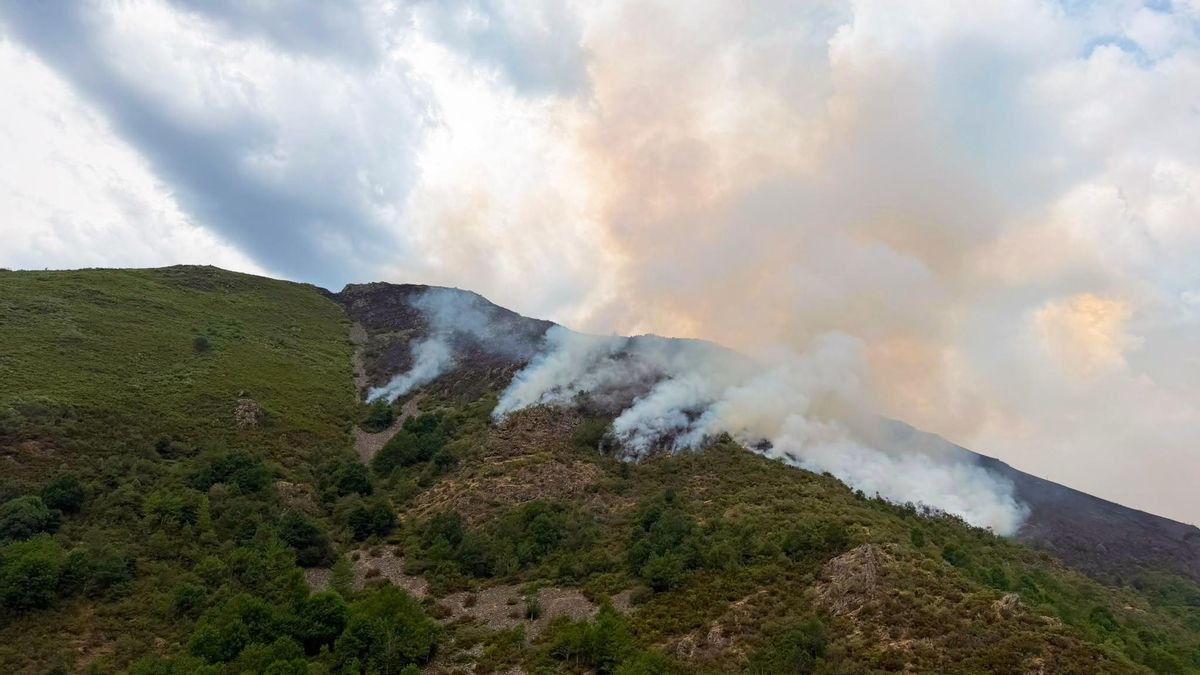 El incendio forestal en Ezcaray sigue avanzando con casi 90 hectáreas de matorral y arbolado calcinadas
