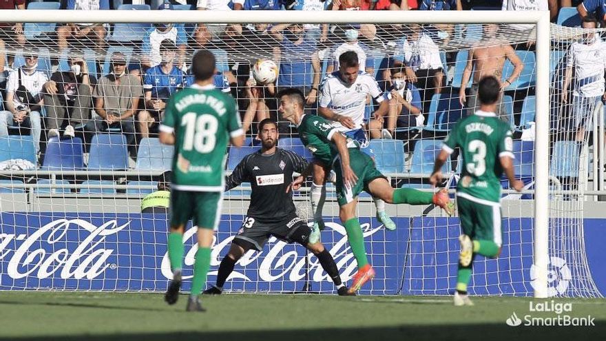 El Tenerife sobrevive a la expulsión de Mellot con una victoria sufrida