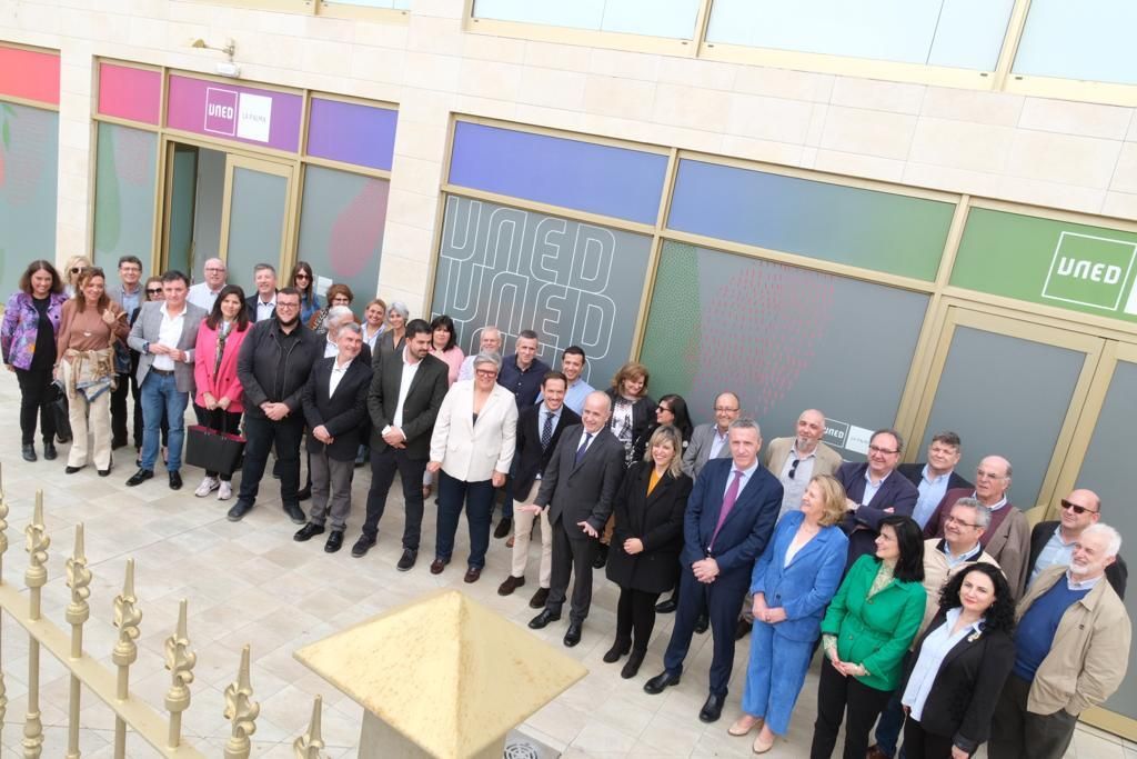 Foto de familia del acto inaugural.