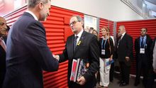 Torra saluda al rey antes de la ceremonia inaugural de los Juegos del Mediterráneo
