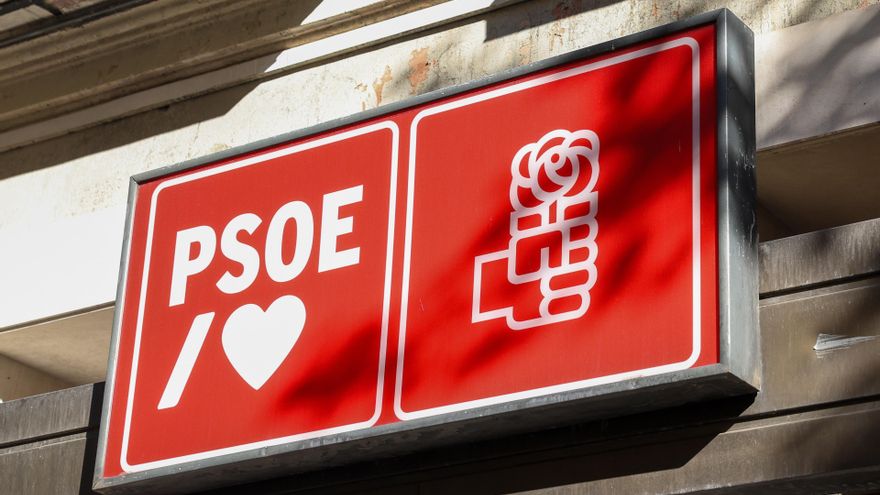 Archivo - Fachada de la sede del PSOE en Ferraz.