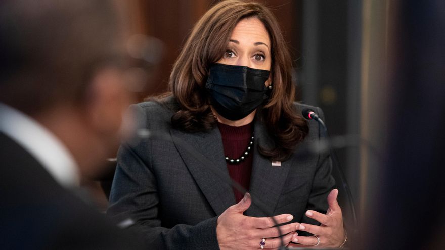 Antiguo tuit causa problemas al director de comunicaciones de Kamala Harris