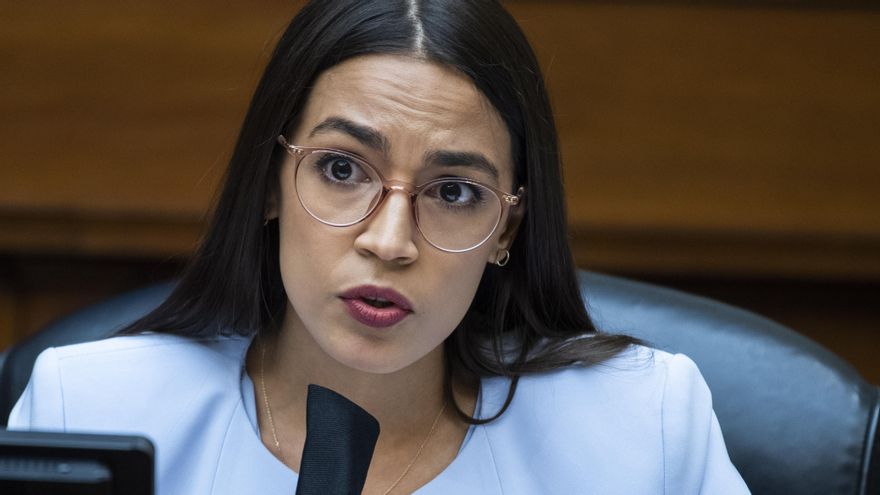 En la imagen, la congresista demócrata Alexandria Ocasio-Cortez. EFE/Tom Williams/Archivo