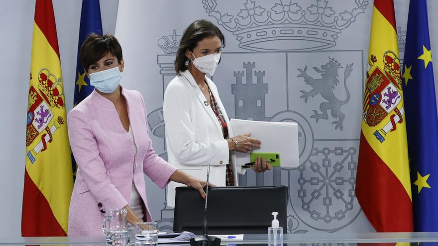 La nueva ministra de Política Territorial y portavoz del Gobierno, Isabel Rodríguez (i), y la ministra de Turismo, Reyes Maroto, se disponen a dar la rueda de prensa posterior a la primera reunión del Consejo de Ministros del nuevo gabinete de Pedro Sánchez, este martes, en el complejo del Palacio de la Moncloa. EFE/Ballesteros