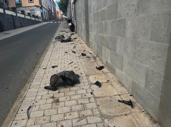 Restos sobre la acera del último accidente registrado en la calle Vicente Navarro Nieto, en este caso a la altura de la iglesia de Tafira Alta.
