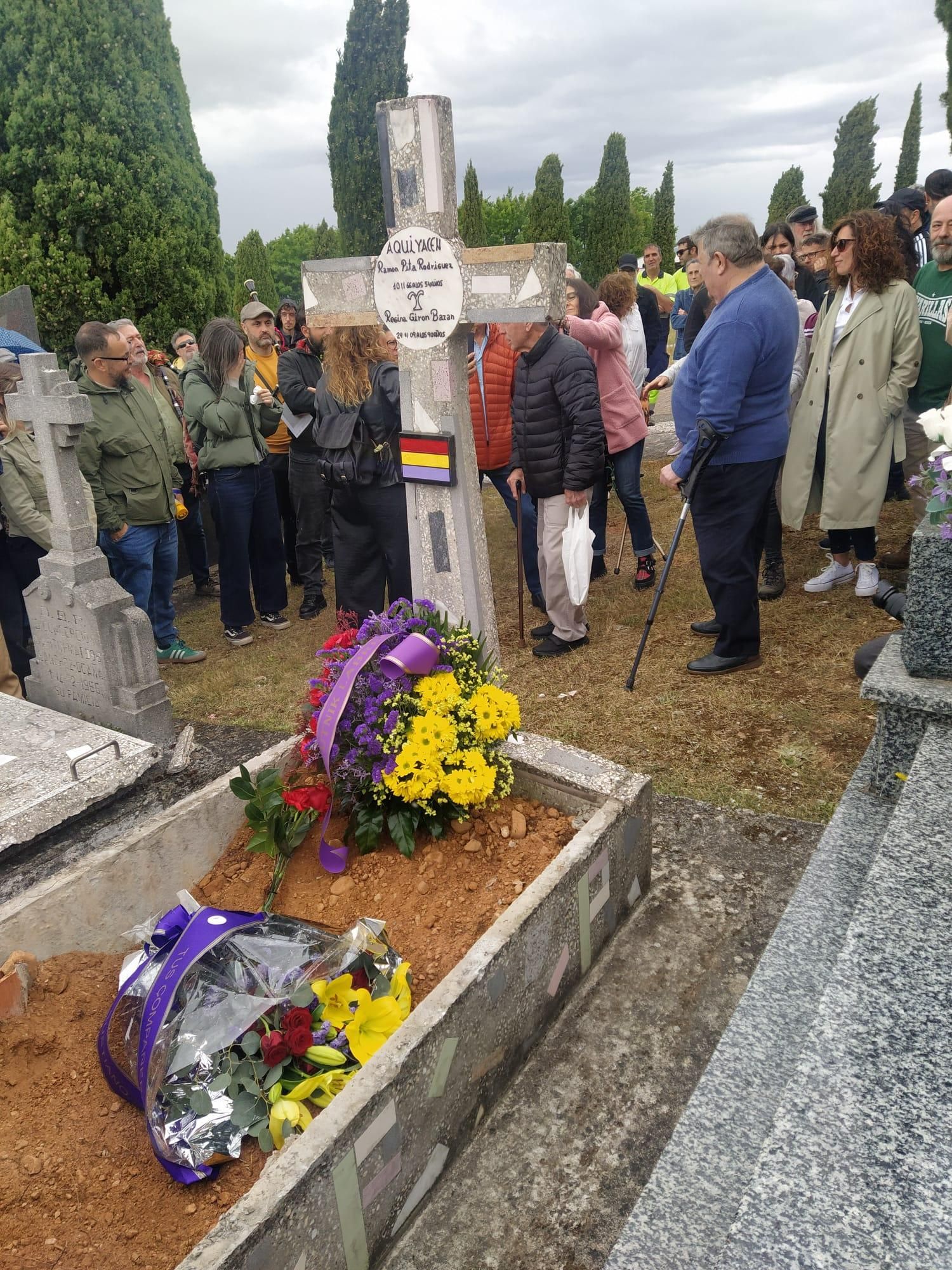 Tumba de Manuel Girón junto a algunos familiares en el cementerio de Ponferrada