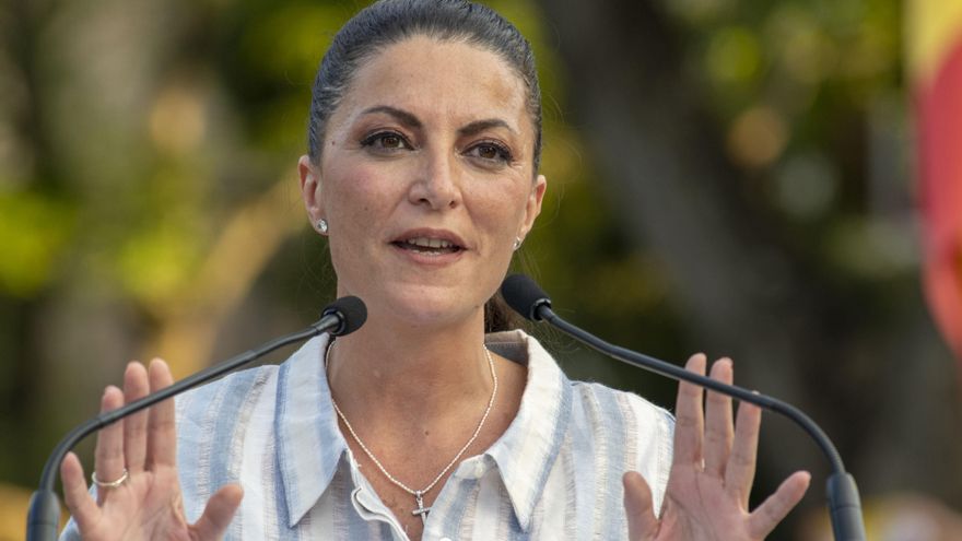 La candidata de Vox a la presidencia de la Junta de Andalucía, Macarena Olona, durante el mitin electoral celebrado este viernes en el parque de la Concordia, en Jaén. EFE/José Manuel Pedrosa