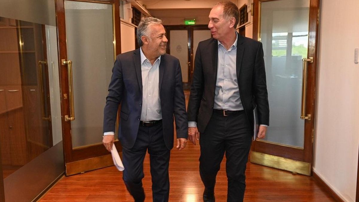 Alfredo Cornejo y Diego Santilli en la Casa de Gobierno de Mendoza.