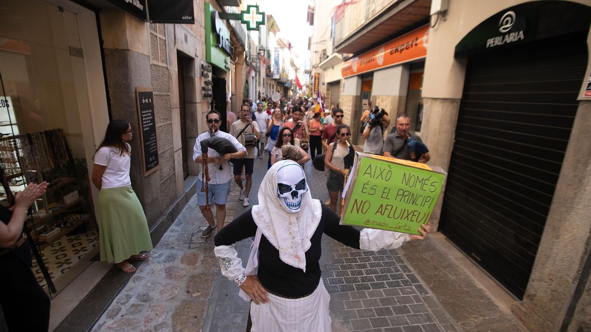 'Madó Farta', figura convertida en els darrers mesos en símbol contra la turistificació, amb una pancarta que diu: "Això només és el principi. No afluixeu"