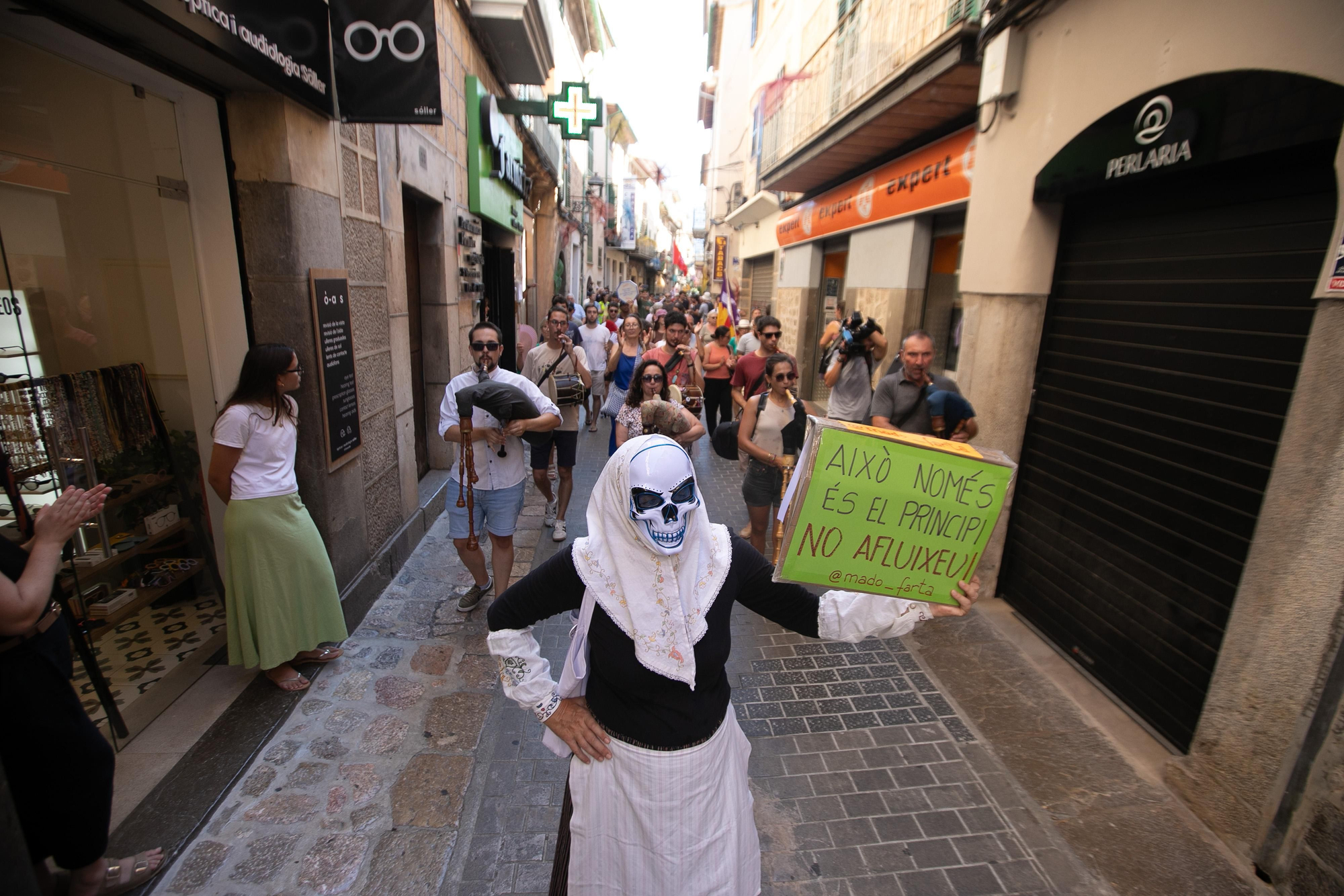 'Madó Farta', figura convertida en los últimos meses en símbolo contra la turistificación, con una pancarta que reza: "Esto es solo el principio. No aflojéis"