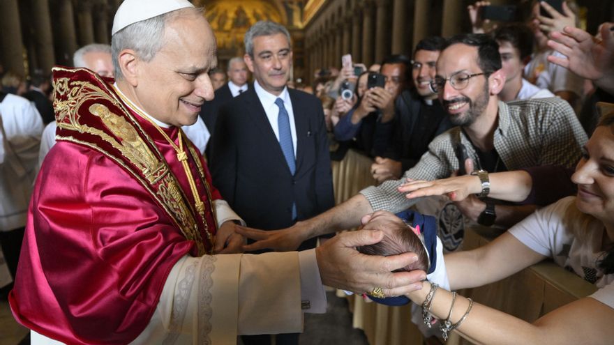 León XIV reza ante la tumba de San Pablo y pide la "gracia" para su pontificado