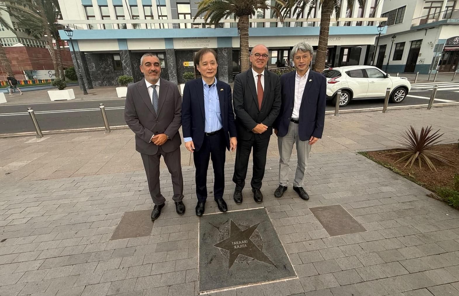 El delegado del Gobierno recibe en La Palma al embajador de Japón en España.