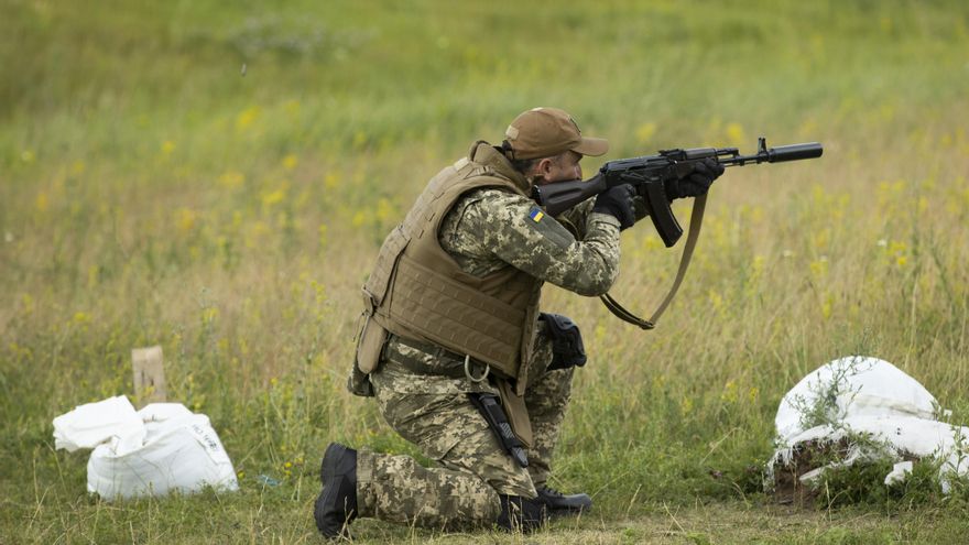 Fotografía fechada el 23 de junio de 2022 que muestra combatientes del Ejército Azov mientras dispara su arma durante un entrenamiento, en las afueras de Járkov (Ucrania). EFE/Orlando Barría