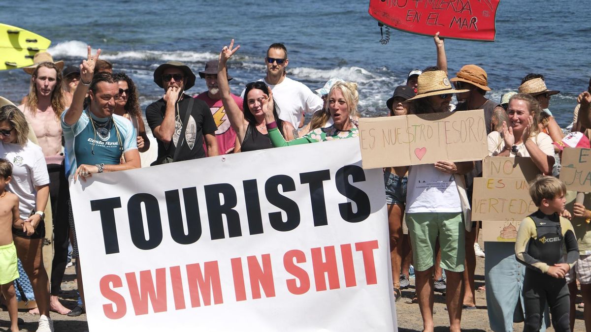Manifestación en el sur de Tenerife contra los vertidos contaminantes al mar: "Las playas no deberían ser zonas de riesgo"