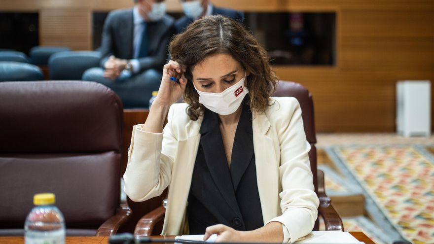La presidenta de la Comunidad de Madrid, Isabel Díaz Ayuso, en una sesión de control al Gobierno regional, en la Asamblea de Madrid, a 14 de octubre de 2021, en Madrid, (España).