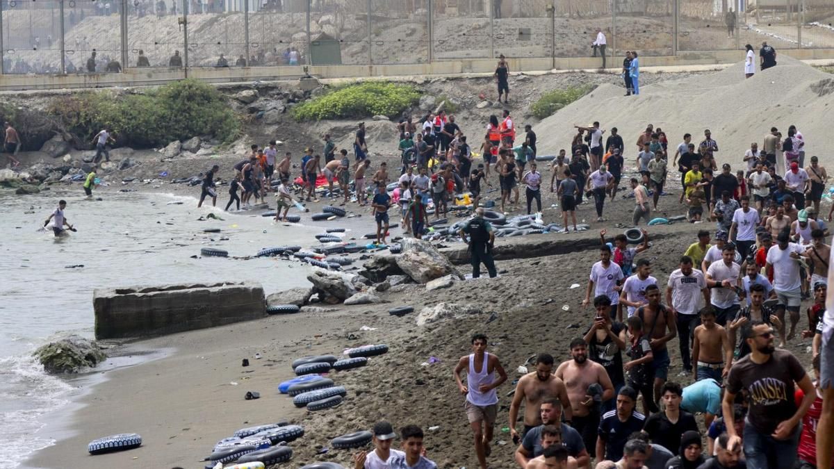 Miles de jóvenes marroquíes llegaron este jueves a la frontera entre Castillejos (Marruecos) y Ceuta para tratar de cruzar la valla que separa las dos ciudades, según pudo comprobar EFE. Cientos de ellos saltaron las vallas de protección, que no estaban custodiadas en ese momento por policías, y accedieron a Ceuta.
