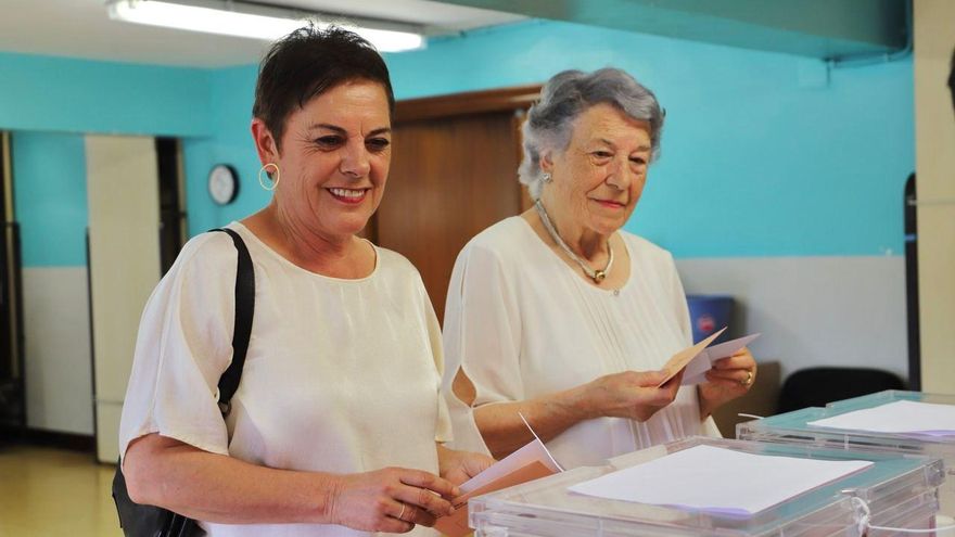 Mertxe Aizpurua, candidata de EH BILDU al Congreso, votando este domingo junto a su madre