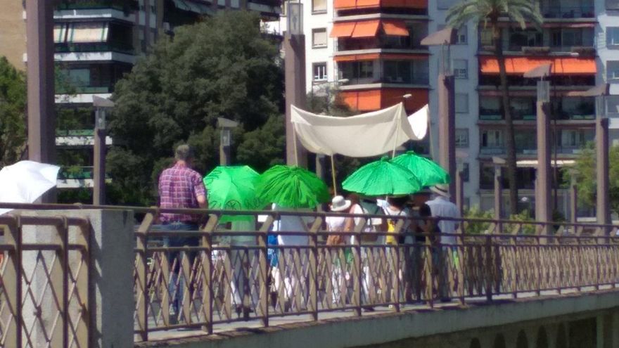 Escolta de palio y paraguas para proteger a los peatones del sol.