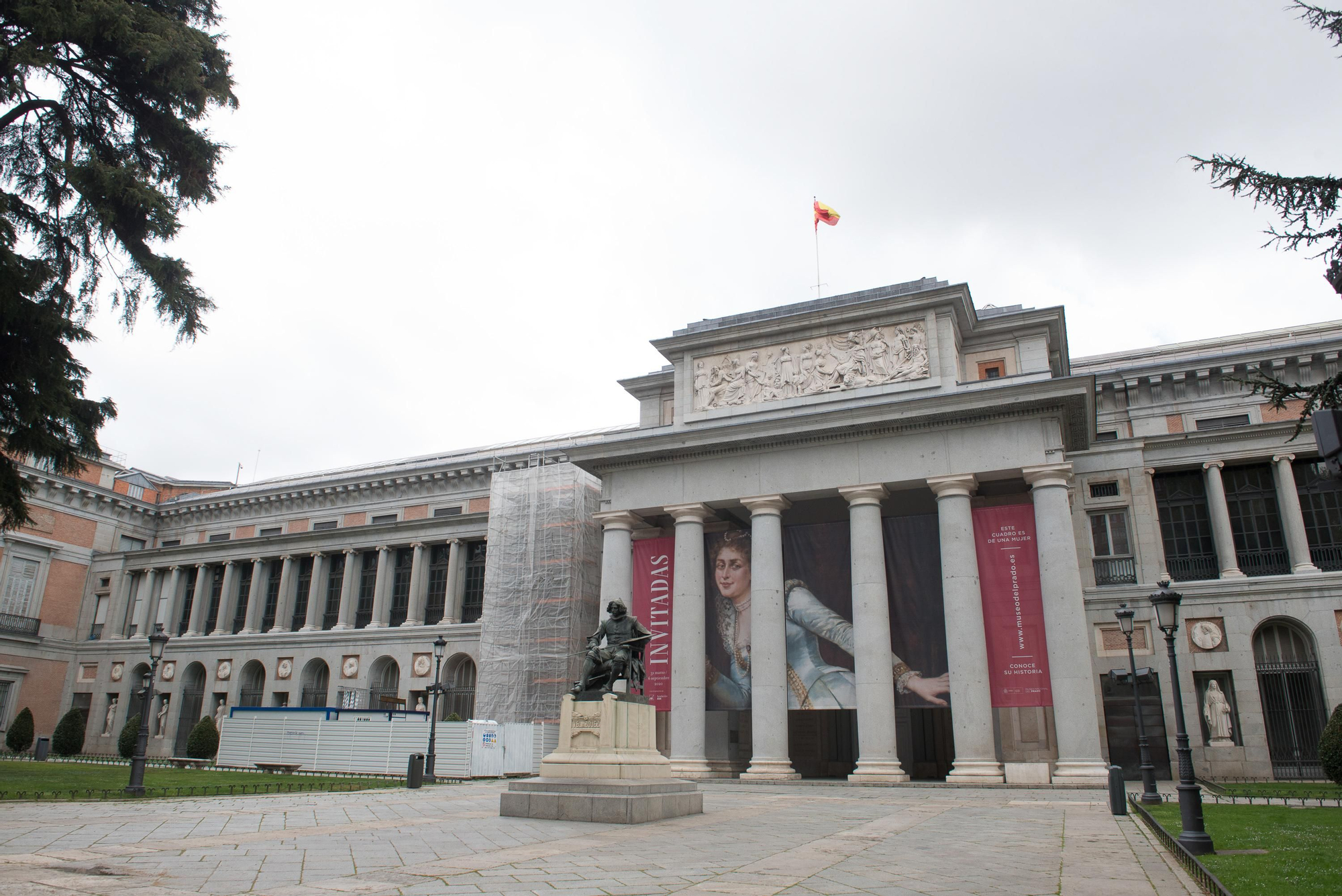 Exterior del Museo del Prado de Madrid, vacío durante el estado de alarma decretado por el coronavirus.
