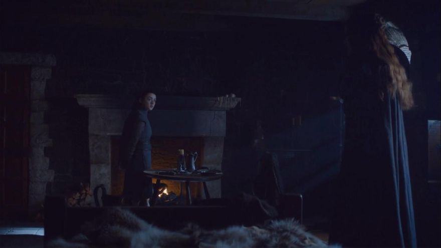 Arya sorprende a Sansa registrando su habitación, y la atemoriza