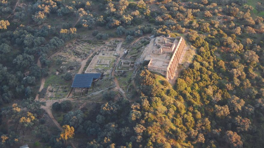 El conjunto arqueológico de Munigua visto desde el aire.