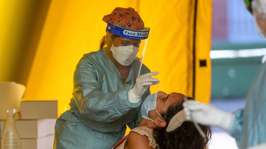 personal sanitario mientras realiza pruebas PCR. EFE/Pedro Puente Hoyos/Archivo